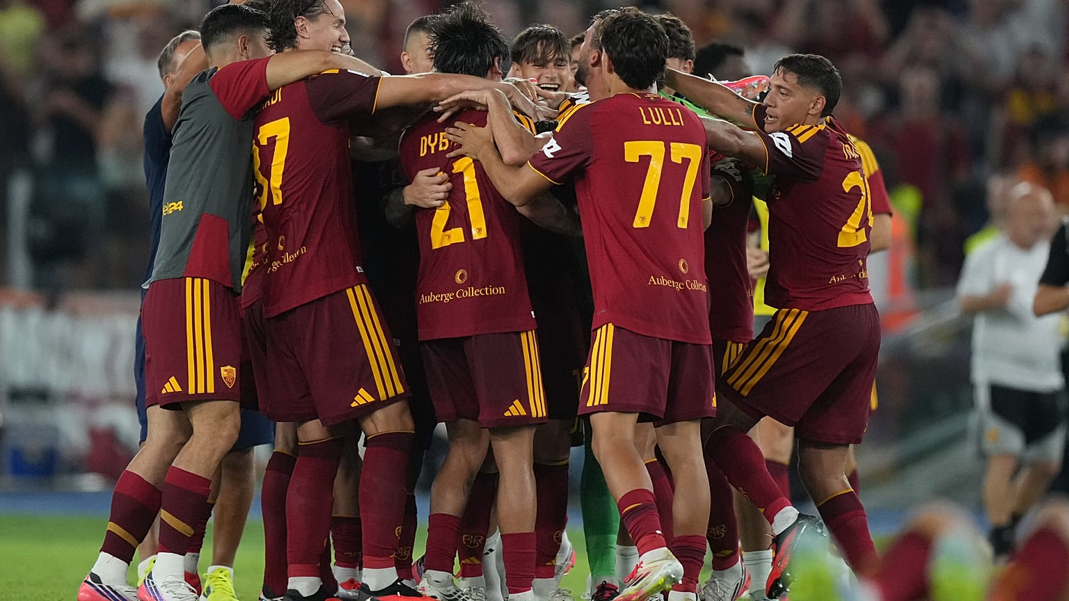 Romalı oyuncuları, İtalya'nın başkenti Roma'da oynanan Roma-Atalanta Serie A futbol maçının ardından kutlama yapıyor, 5 Eylül 2026.