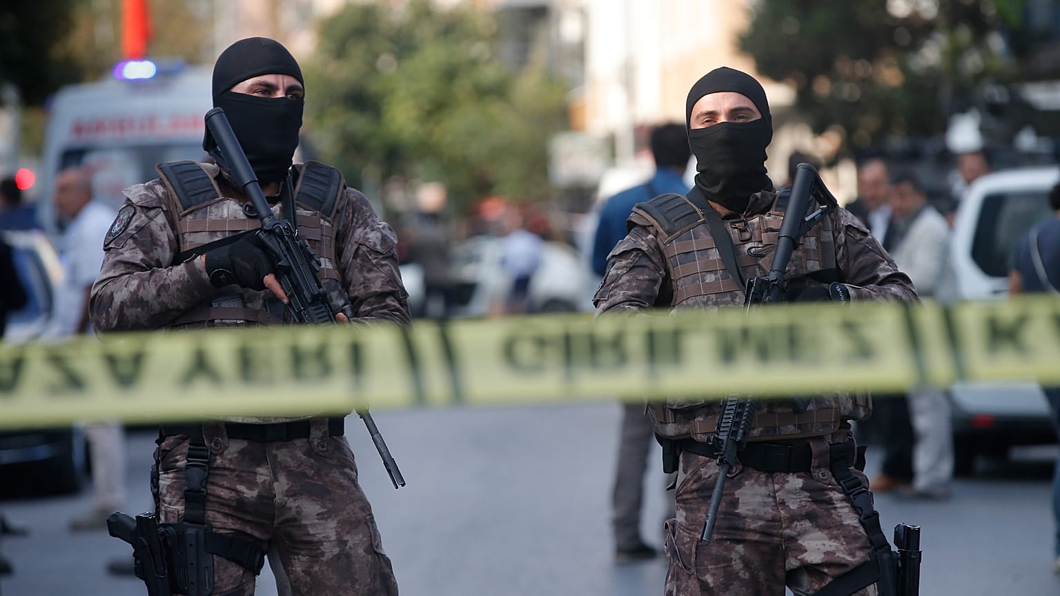 ARŞİV - Maskeli polis memurları, İstanbul'da bir patlamanın meydana geldiği alanı güvenlik şeridiyle çeviriyor, 6 Ekim 2016.
