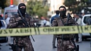 ARŞİV - Maskeli polis memurları, İstanbul'da bir patlamanın meydana geldiği alanı güvenlik şeridiyle çeviriyor, 6 Ekim 2016.