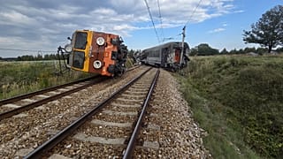 Wykolejny pociąg po wypadku na Mazowszu. 