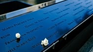 Φρέσκα τριαντάφυλλα τιμούν τα γενέθλια των θυμάτων της 11ης Σεπτεμβρίου στο Ground Zero, 25 χρόνια μετά τις επιθέσεις, την Παρασκευή 7 Αυγούστου 2026, στη Νέα Υόρκη, ΗΠΑ