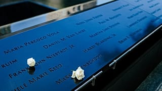 Des roses fraîches marquent les anniversaires des victimes du 11-Septembre à Ground Zero, 25 ans après les attentats, vendredi 7 août 2026 à New York, États-Unis