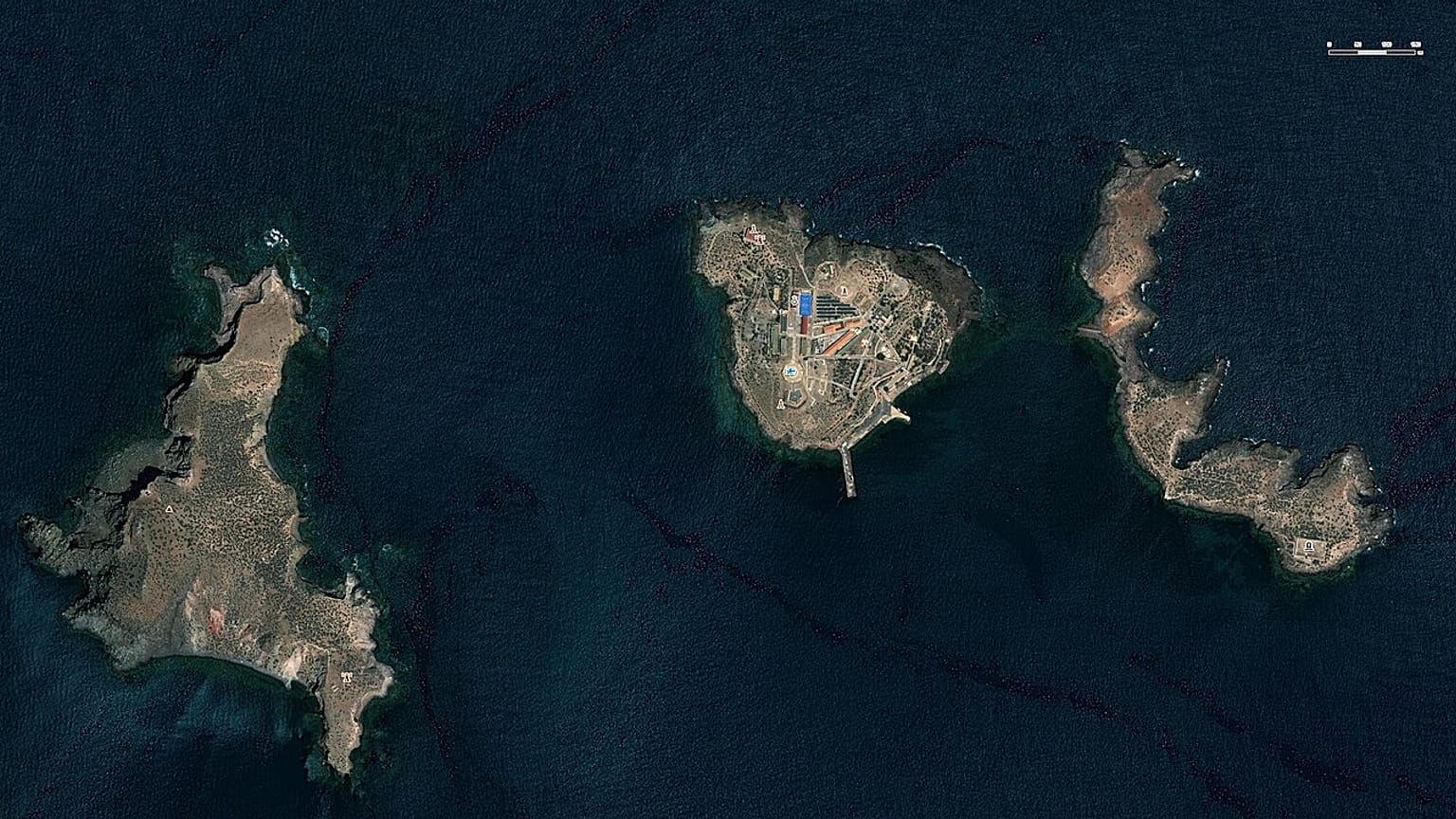 Islas Chafarinas, vista satelital. De izquierda a derecha: isla del Congreso, isla de Isabel II e isla del Rey Francisco