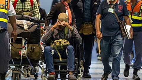 Des hommes sud-africains, qui auraient été trompés et forcés de combattre aux côtés de la Russie dans la guerre en Ukraine, arrivent dans un aéroport international en Afrique du Sud