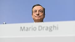El ex primer ministro de Italia, Mario Draghi, asiste a una rueda de prensa en la sede del Banco Central Europeo en Fráncfort, Alemania, jueves, 26 de octubre de 2017.