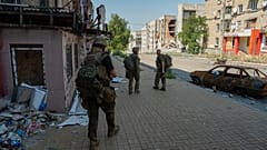 Украинские солдаты идут по улице в прифронтовом городе Дружковка, Донецкая область, Украина. 10 августа 2026 года