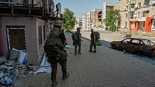 Украинские солдаты идут по улице в прифронтовом городе Дружковка, Донецкая область, Украина. 10 августа 2026 года