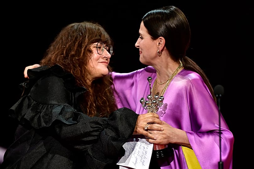 L'actrice Juliette Binoche (à droite) reçoit des mains de Coixet (à gauche) le prix Donostia pour sa contribution au cinéma lors de la 70e édition du Festival de Saint-Sébastien