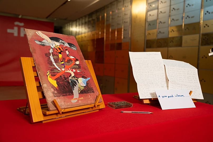 Le collage, le stylo, la cassette et la lettre d'Isabel Coixet que la Caja de las Letras gardera pendant les 50 prochaines années