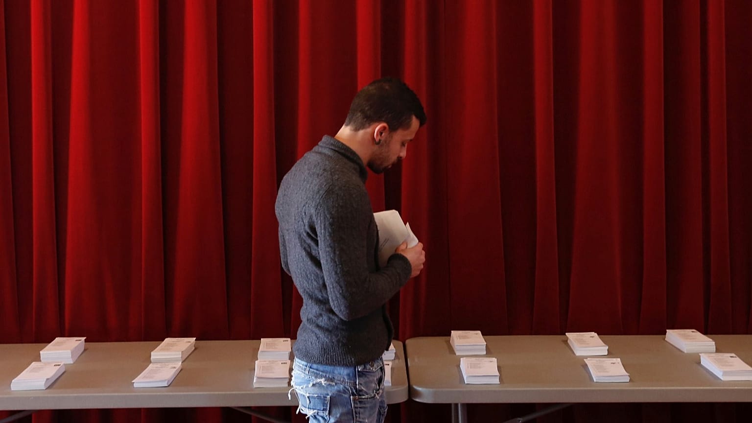 Un hombre se prepara para depositar su voto en las elecciones regionales de Cataluña en un colegio electoral de Sant Gregori,  Gerona, el 21 de diciembre de 2017.