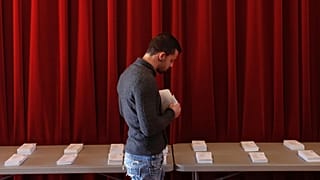 Un hombre se prepara para depositar su voto en las elecciones regionales de Cataluña en un colegio electoral de Sant Gregori,  Gerona, el 21 de diciembre de 2017.