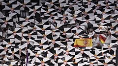 Banderas de Ceuta en apoyo a los habitantes de la ciudad durante un partido de fútbol de la Liga de Campeones entre el Real Madrid e Inter de Milán el 8 de septiembre se 2026.