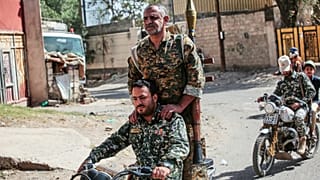 مقاتلون حوثيون يركبون دراجة نارية خلال حملة تعبئة في صنعاء باليمن الخميس 10 سبتمبر 2026. 