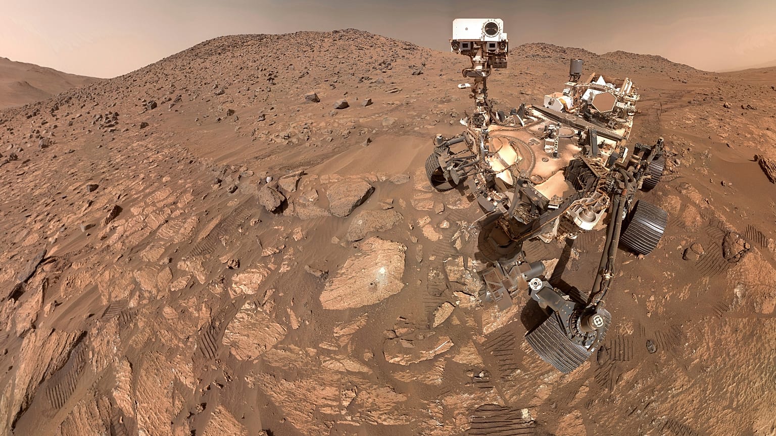 Zdjęcie NASA przedstawiające łazik Perseverance na powierzchni Marsa w 2024 r.