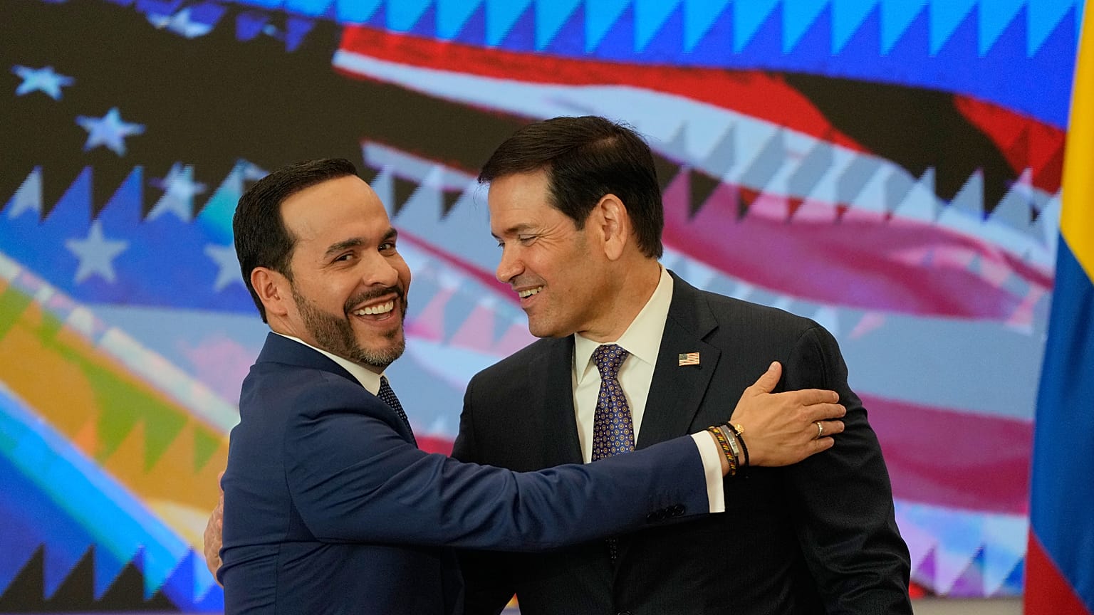 El presidente de Colombia, Aberlardo de la Espriella, abraza al secretario de EE.UU., Marco Rubio.