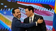 El presidente de Colombia, Aberlardo de la Espriella, abraza al secretario de EE.UU., Marco Rubio.