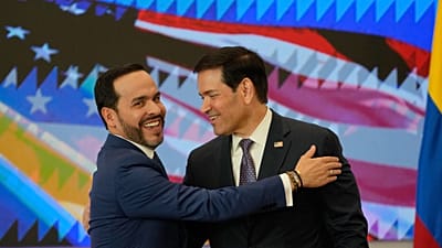 Il presidente della Colombia, Aberlardo de la Espriella, abbraccia il segretario degli Stati Uniti, Marco Rubio.