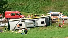 Ein niederländischer Reisebus ist in der Schweiz verunglückt.