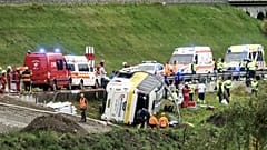Les secours interviennent suite à un accident impliquant un car de tourisme près de Susch, dans le canton des Grisons, en Suisse, le jeudi 10 septembre 2026.