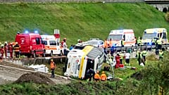 Equipas de emergência trabalham no local do acidente