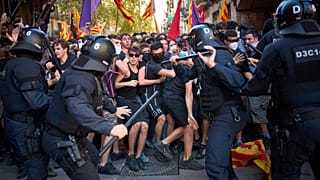 Los Mossos d'Esquadra tratan de dispersar por la fuerza a independentistas catalanes que trataban de interrumpir un mitin de Aliança Catalana en el Born de Barcelona