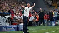 Fenerbahçe Teknik Direktörü İsmail Kartal, İstanbul'da oynanan Fenerbahçe-Roma Şampiyonlar Ligi karşılaşmasında saha kenarından talimat veriyor, 10 Eylül 2026.