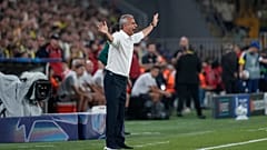 Fenerbahçe Teknik Direktörü İsmail Kartal, İstanbul'da oynanan Fenerbahçe-Roma Şampiyonlar Ligi karşılaşmasında saha kenarından talimat veriyor, 10 Eylül 2026.