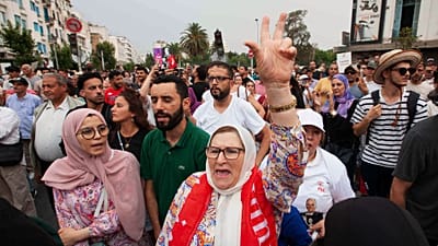 يشارك الناس في مظاهرة ضد الرئيس قيس سعيد في وسط مدينة تونس العاصمة، تونس، السبت 25 يوليو 2026. (AP Photo/Ons Abid)