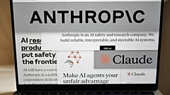 ARŞİV - Anthropic web sitesinden sayfalar ve şirketin logoları, New York'taki bir bilgisayar ekranında görüntüleniyor. 26 Şubat 2026