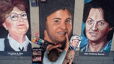 Eric Greenawalt krétaművész Todd Beamer portréján dolgozik a pennsylvaniai Shanksville-ben található Flight 93 Nemzeti Emlékhelyen 2026. szeptember 10-én, csütörtökön.