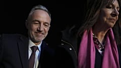 Outre divers services de la municipalité de Paris, le maire actuel Emmanuel Gregroire et l'ancienne maire Anne Hidalgo sont touchés par la plainte déposée par Metooécole