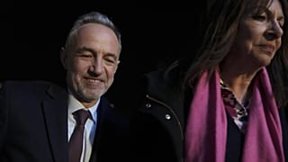 Outre divers services de la municipalité de Paris, le maire actuel Emmanuel Gregroire et l'ancienne maire Anne Hidalgo sont touchés par la plainte déposée par Metooécole