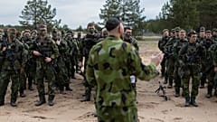 Un soldado del Ejército sueco del Regimiento de Skåne Sur informa a sus tropas antes de un ejercicio en el campamento Ādaži, en Letonia, el seis de mayo de 2026.