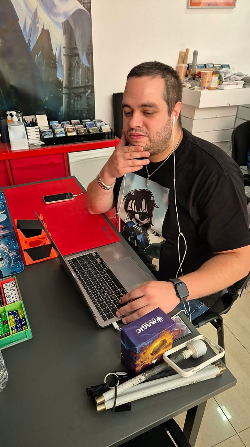 Ο Cristian, μαζί με τον υπολογιστή και το μπαστούνι του κατά τη διάρκεια ενός τουρνουά