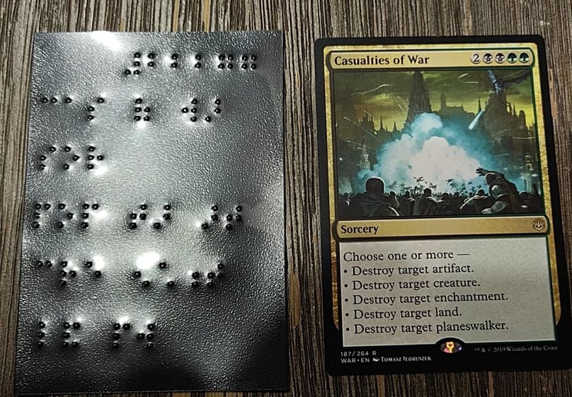 Εικόνα μιας κάρτας του «Magic: The Gathering» στα δεξιά και της θήκης με ανάγλυφο μπράιγ στα αριστερά