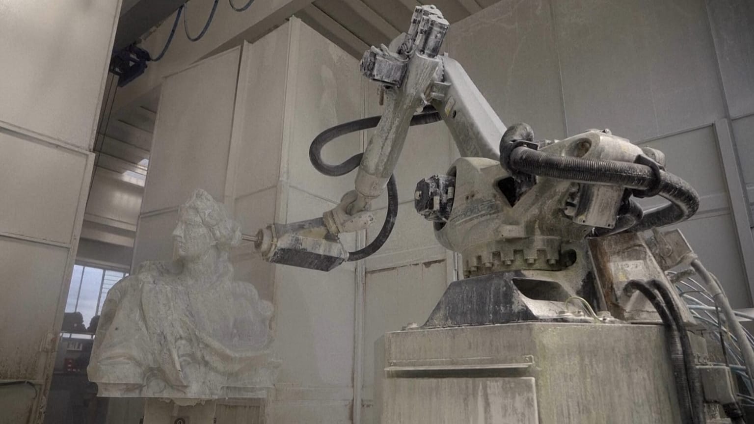 Un brazo robótico talla una escultura de mármol en las canteras de mármol de Carrara, en los Alpes Apuanos.