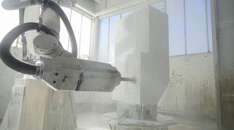 Un robot talla una obra de mármol mientras la tecnología transforma la escultura tradicional en Carrara.
