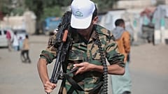 Ein Huthi-Kämpfer richtet sein Maschinengewehr während einer Mobilisierungskampagne in Sanaa am 10. September 2026 aus.