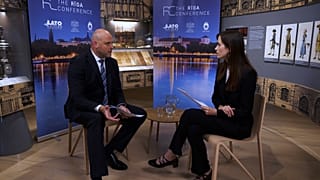 Der lettische Premierminister Andris Kulbergs im Interview mit Euronews auf Schloss Riga am Freitag, 11. September 2026.
