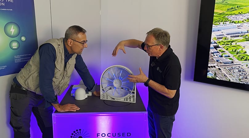 „Ich bin optimistisch, dass wir alle verbleibenden Herausforderungen lösen“, sagt Focused-Energy-Vizepräsident Ulrich Sigel (rechts) im Gespräch mit Euronews Earth (links).