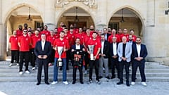 Ο Πρόεδρος της Κυπριακής Δημοκρατίας με την ομάδα μπάσκετ του Ολυμπιακού