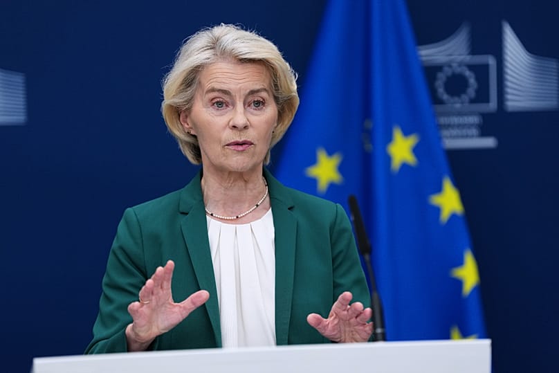 ARCHIVO. La presidenta de la Comisión Europea, Ursula von der Leyen, hace una declaración a la prensa en la sede de la UE en Bruselas, 2 de septiembre de 2026