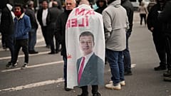 İmamoğlu'nun tutuklanmasının ardından 19 Mart 2025'te İstanbul'daki Vatan Emniyet Müdürlüğü önünde düzenlenen protestodan bir kare. 