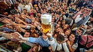 Besucher am Eröffnungstag des 187. Oktoberfestes in München