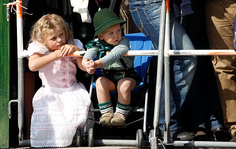 Kinder in Tracht auf dem Oktoberfest