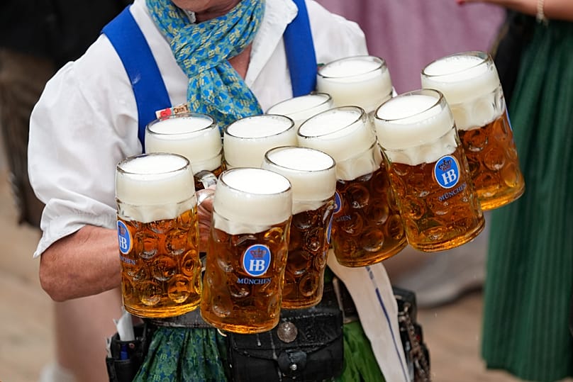 Bedienung trägt Bierkrüge im Hofbräuhaus-Bierzelt