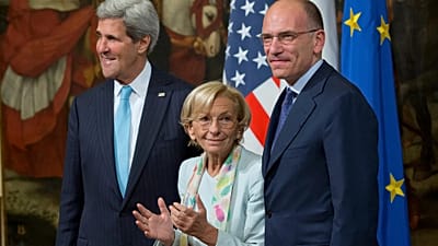 Эмма Бонино с тогдашним госсекретарём США Джоном Керри и премьером Италии Энрико Летта, в чьём правительстве она была главой МИД (Рим, 21 октября 2013 года)