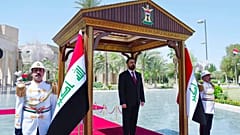 تُظهر هذه الصورة -التي وزعها المكتب الإعلامي لرئيس الوزراء العراقي- رئيس الوزراء العراقي الجديد علي الزيدي (في الوسط) خلال مراسم تسليم المهام في بغداد، العراق