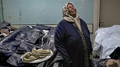 صورة تعبيرية- أم فلسطينية تبلغ من العمر 64 عاماً ولديها أربعة أبناء، تبكي في غرفة التعرف على الجثامين بعد العثور على جثة ابنها في مشرحة مستشفى "المجتهد" بدمشق، سوريا