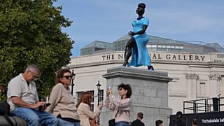 Az amerikai Tschabalala Self 5 méter magas „Kék ruhás hölgy” című szobrát 2026. szeptember 10-én avatták fel a londoni Trafalgar téren – képünk illusztráció